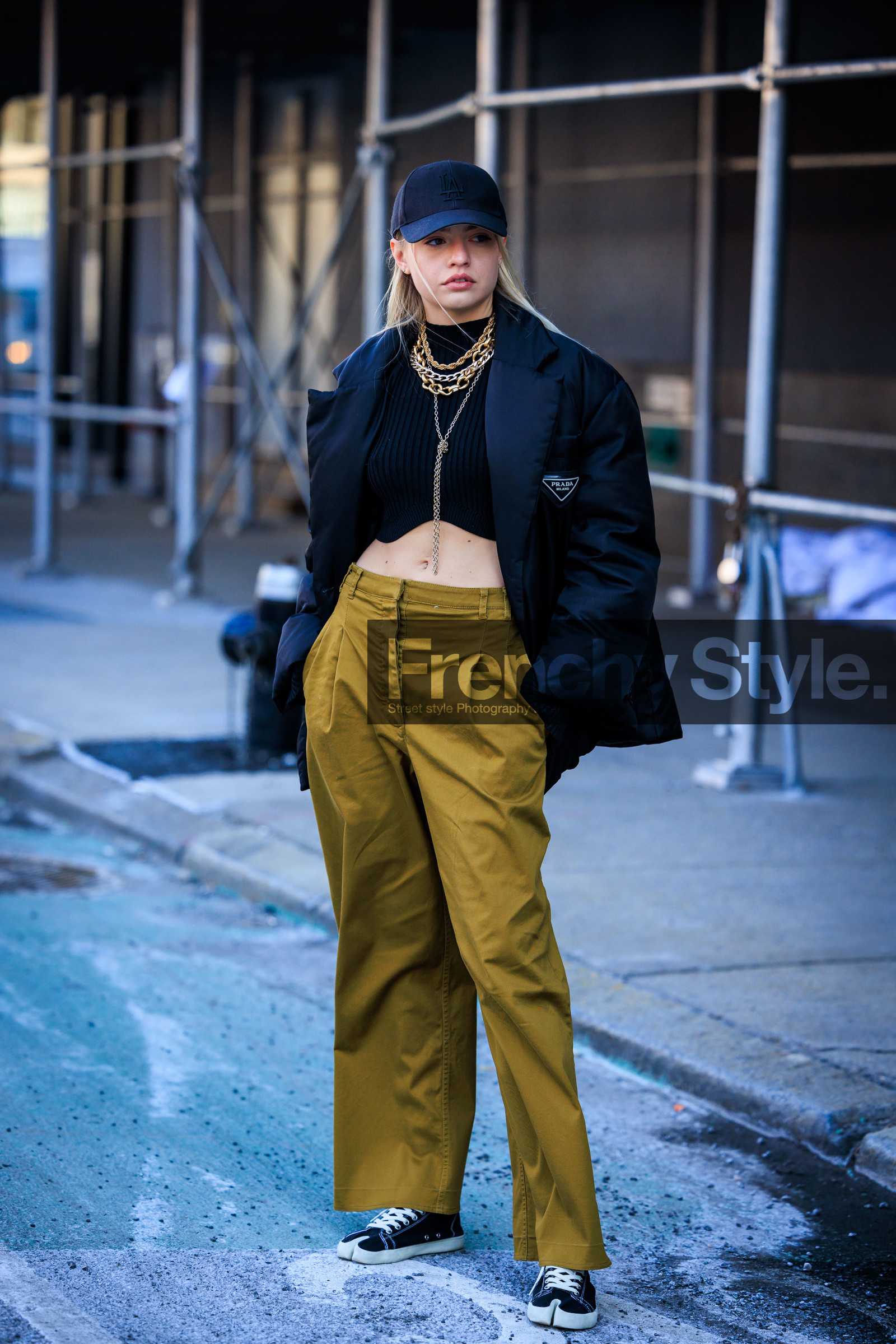 kaki pants, low waist pants, flared pants, black cap, black cropped top, golden chain earring, overlayed necklaces, black blazer, prada blazer, black sneakers, margiela sneakers, maison margiela shoes, tabi sneakers, sporty look, golden chain necklaces, black puffy blazer, low rise pants, fashion week, frenchystyle, FW, jonathan paciullo, street style, NYFW, NEW YORK, AUTUMN WINTER 2022-2023, FALL WINTER 2022_2023, FW 22-23, vertical, full length