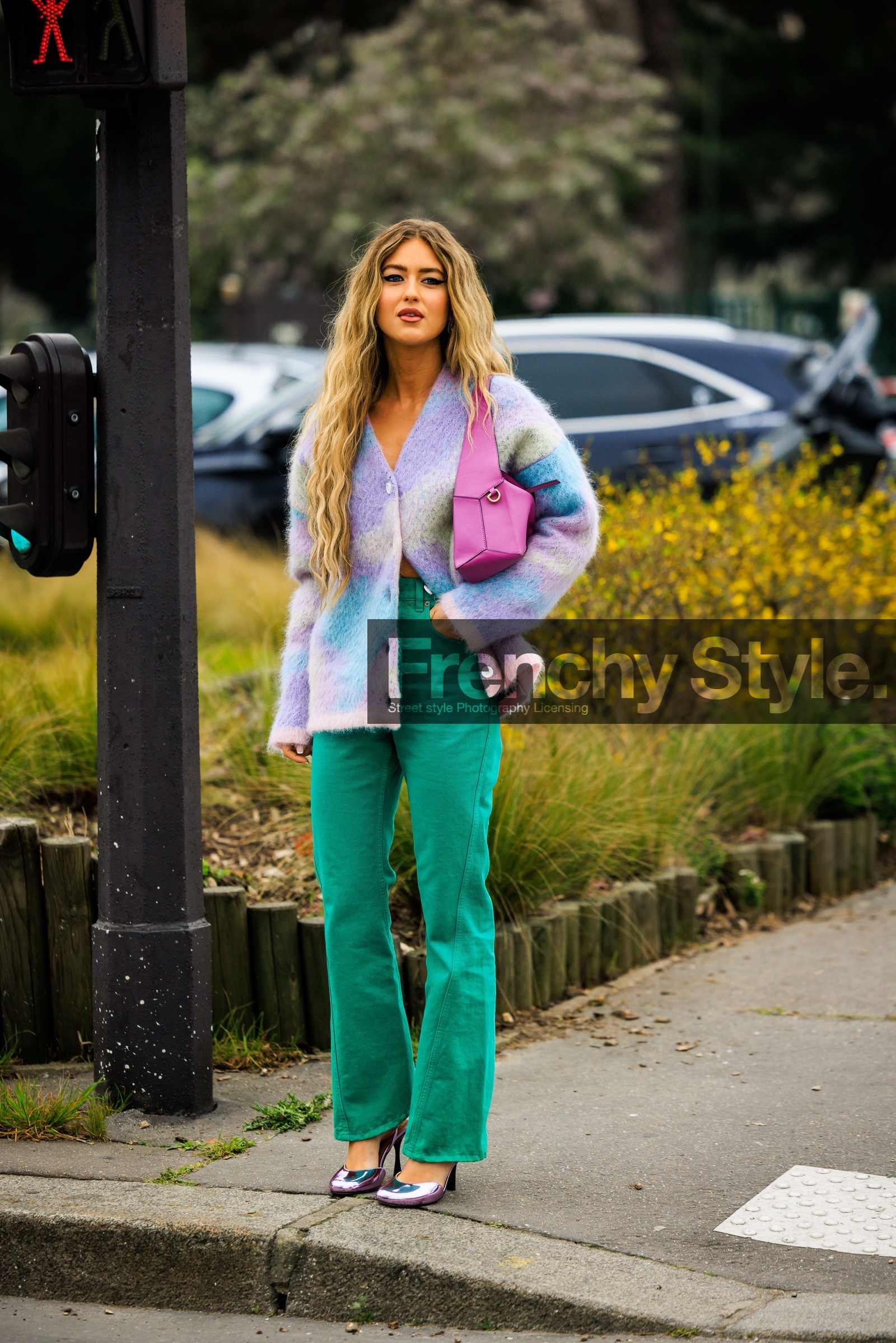 curly hair, lila cardigan, multicolor cardigan, pink bag, green pants, highwaist trousers, shiny heels, emili sindlev, street style, jonathan paciullo, FW, frenchystyle, fashion week, AUTUMN WINTER 2022-2023, FALL WINTER 2022_2023, FW 22-23, PFW, PARIS, full length, vertical
