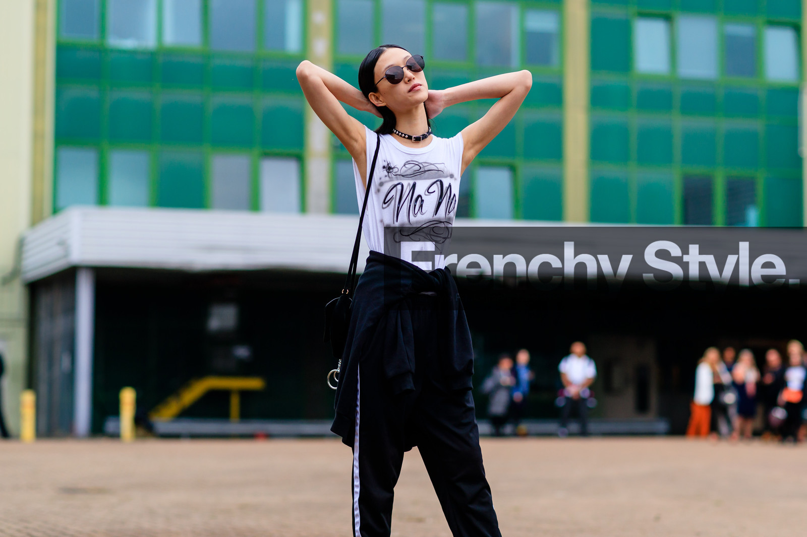 atmosphere details, black bag, black pants, black sweater, choker, detail, fashion week, frenchystyle, FW, horizontal, jonathan paciullo, LFW, LONDON, model, necklace, printed t shirt, sora choi, SPRING SUMMER 2017, SS 17, street style, sunglasses, sweatpants, tied up sweater, trousers, white t shirt, woman