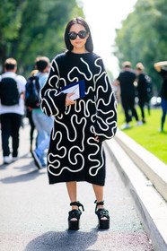black dress, black shoes, black sweater, fashion week, frenchystyle, full length, FW, high heels, jonathan paciullo, leather shoes, MFW, MILAN, printed dress, SPRING SUMMER 2017, SS 17, street style, sunglasses, sweater dress, vertical, yoyo cao