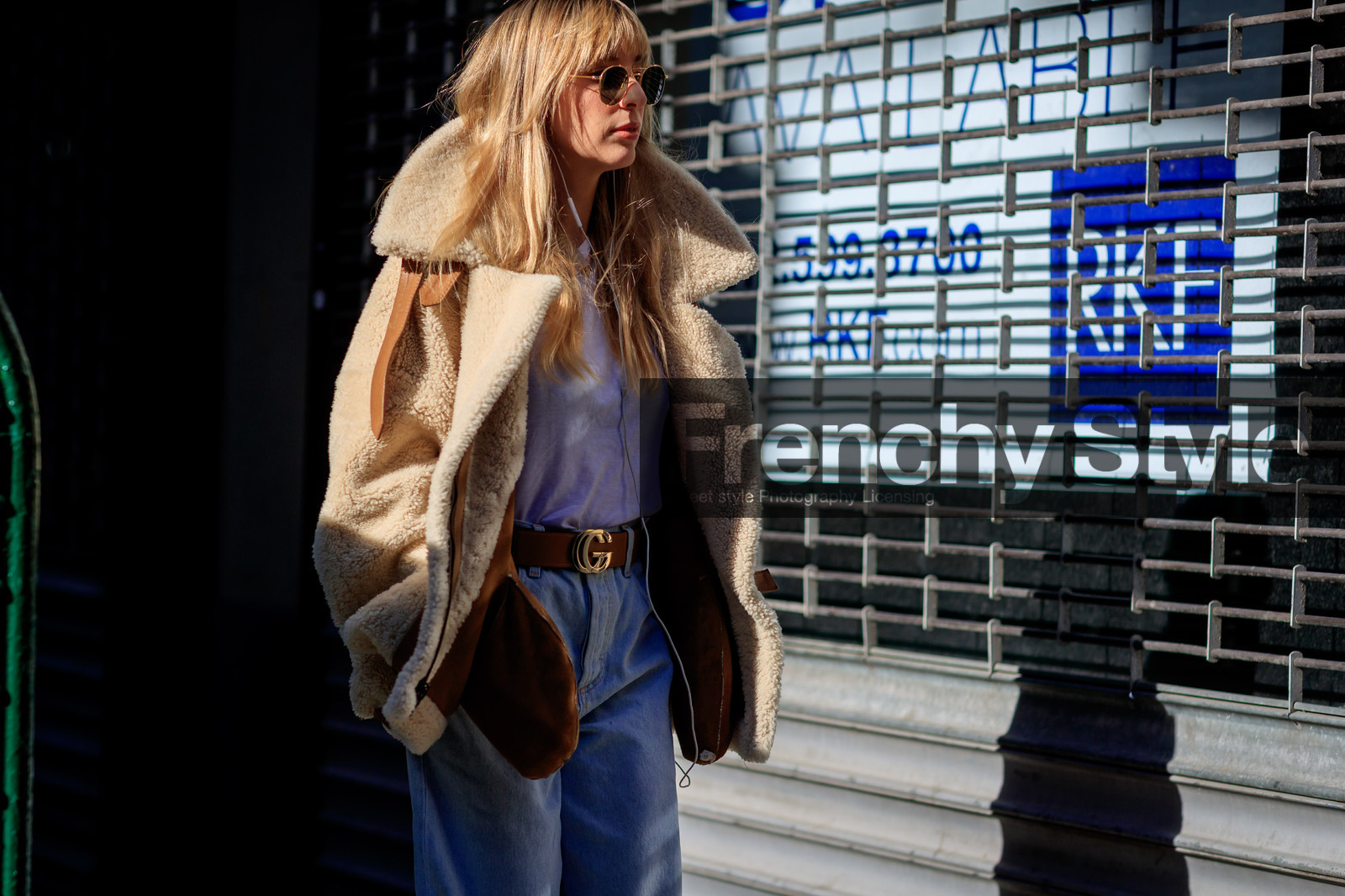 blue denim, brown belt, denim pants, fur collar, gucci, headphones, jeans, leather belt, shearling, sunglasses, trousers, white jacket, white t-shirt, street style, jonathan paciullo, FW, frenchystyle, fashion week, NYFW, NEW YORK, AUTUMN WINTER 2018-2019, AW 18-19, FALL WINTER 2018-2019, FW 18-19, atmosphere details, horizontal, detail, kerry pieri