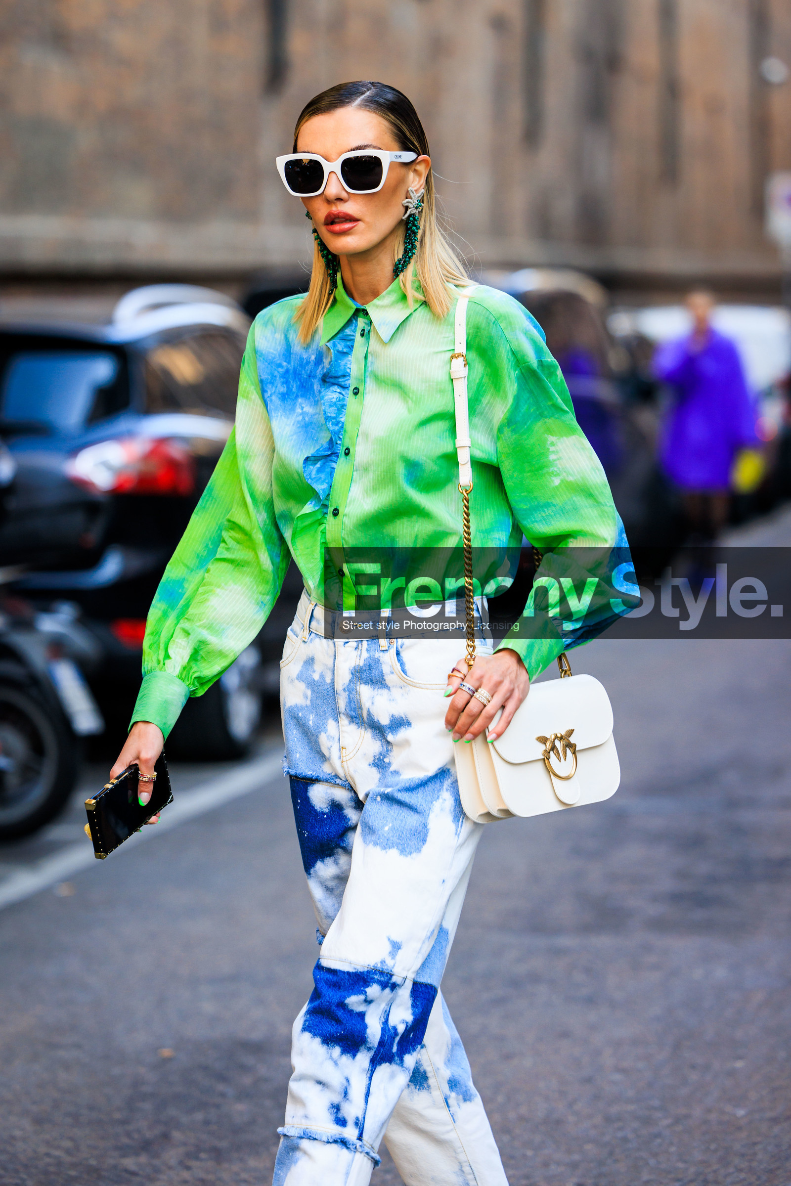 tie dye shirt, tie dye jeans, white sunglasses, multicolor shirt, white handbag, chain bag, crossbody bag, multiple rings, strass earrings, Alina Baikova, street style, jonathan paciullo, FW, frenchystyle, fashion week, MFW, MILAN, FALL WINTER 2022_2023, AUTUMN WINTER 2022-2023, FW 22-23, vertical, atmosphere details