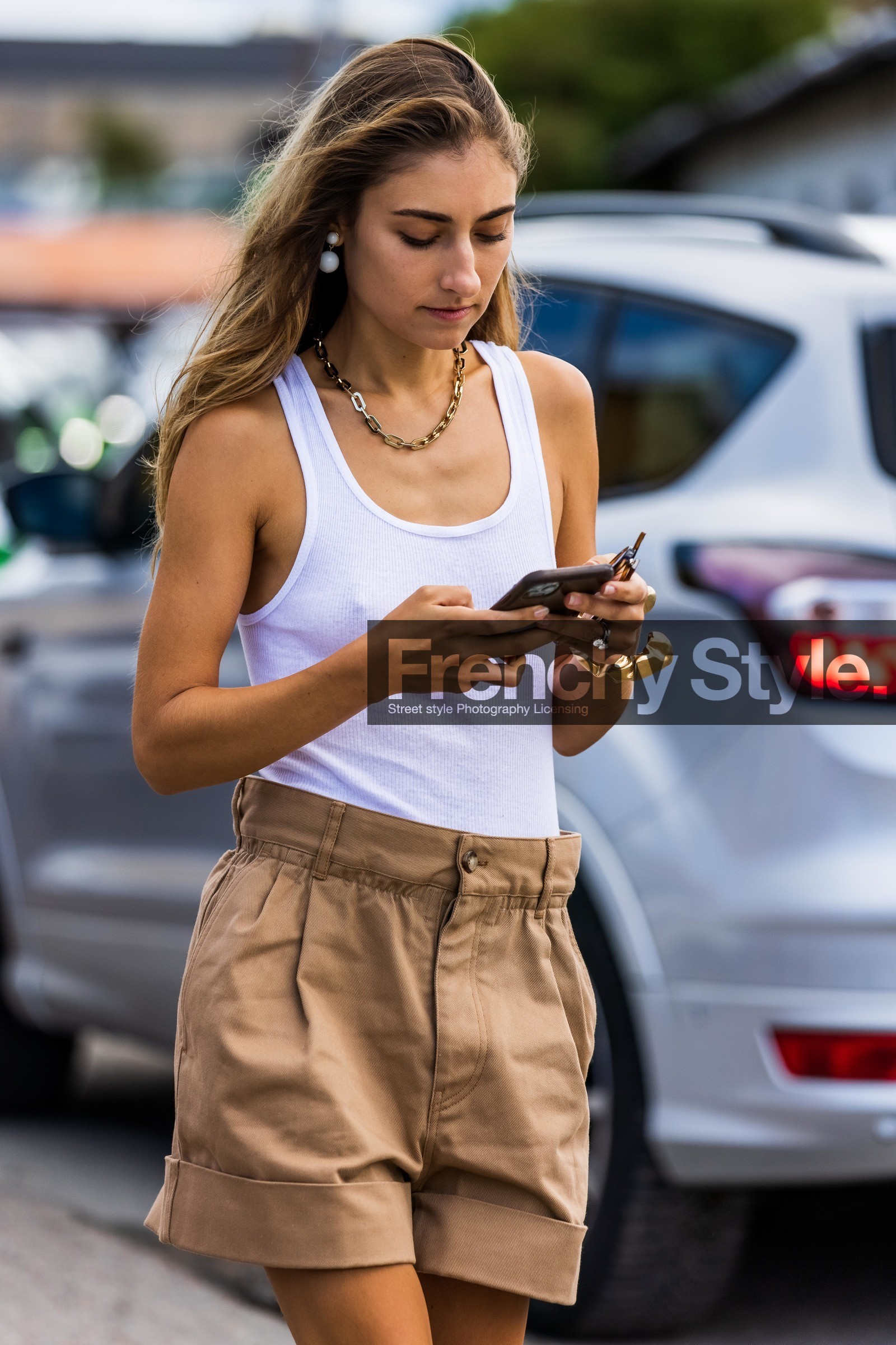 Jenny M Walton, white top, sleeveless top, tank top, beige shorts, high waist shorts, miu miu shorts, golden bracelet, golden necklace, chain necklace, pearl earrings, white earrings, dangling earrings, fashion week, frenchystyle, FW, jonathan paciullo, street style, SPRING SUMMER 2022, SS 22, COPENHAGEN, CPHFW, vertical, atmosphere details