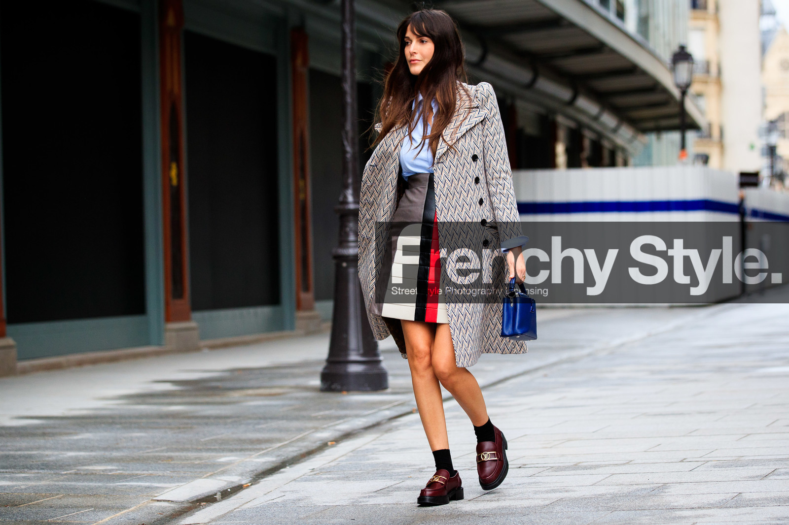 leia sfez, light blue shirt, beige coat, geometrical printed coat, striped skirt, white leather skirt, red leather skirt, black leather skirt, blue leather bag, burgundy leather loafers, quilted skirt, hand bag, louis vuitton bag, louis vuitton coat, louis vuitton skirt, louis vuitton shoes, louis vuitton total look, PARIS, PFW, fashion week, frenchystyle, FW, jonathan paciullo, street style, SPRING SUMMER 2021, SS 21, horizontal, atmosphere details, full length