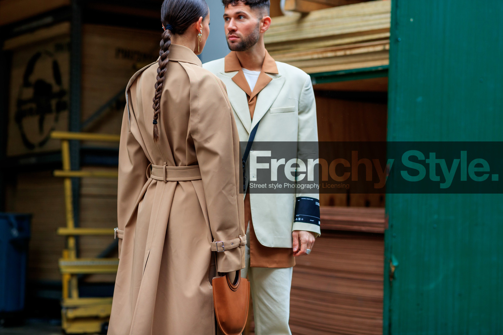 alice & j.s, alice barbier, JS roques, beige jacket, beige trench coat, light beige jacket, balloon sleeves, orange shirt, white t-shirt, crossbody bag, back details, multi earrings, golden earrings, dangling earrings, pearl earrings, round shape bag, hand bag, camel leather bag, belted jacket, belted parka, belted trench coat, fashion week, frenchystyle, FW, jonathan paciullo, street style, NYFW, NEW YORK, AUTUMN WINTER 2020-2021, FALL WINTER 2020-2021, FW 20-21, horizontal, atmosphere details, detail