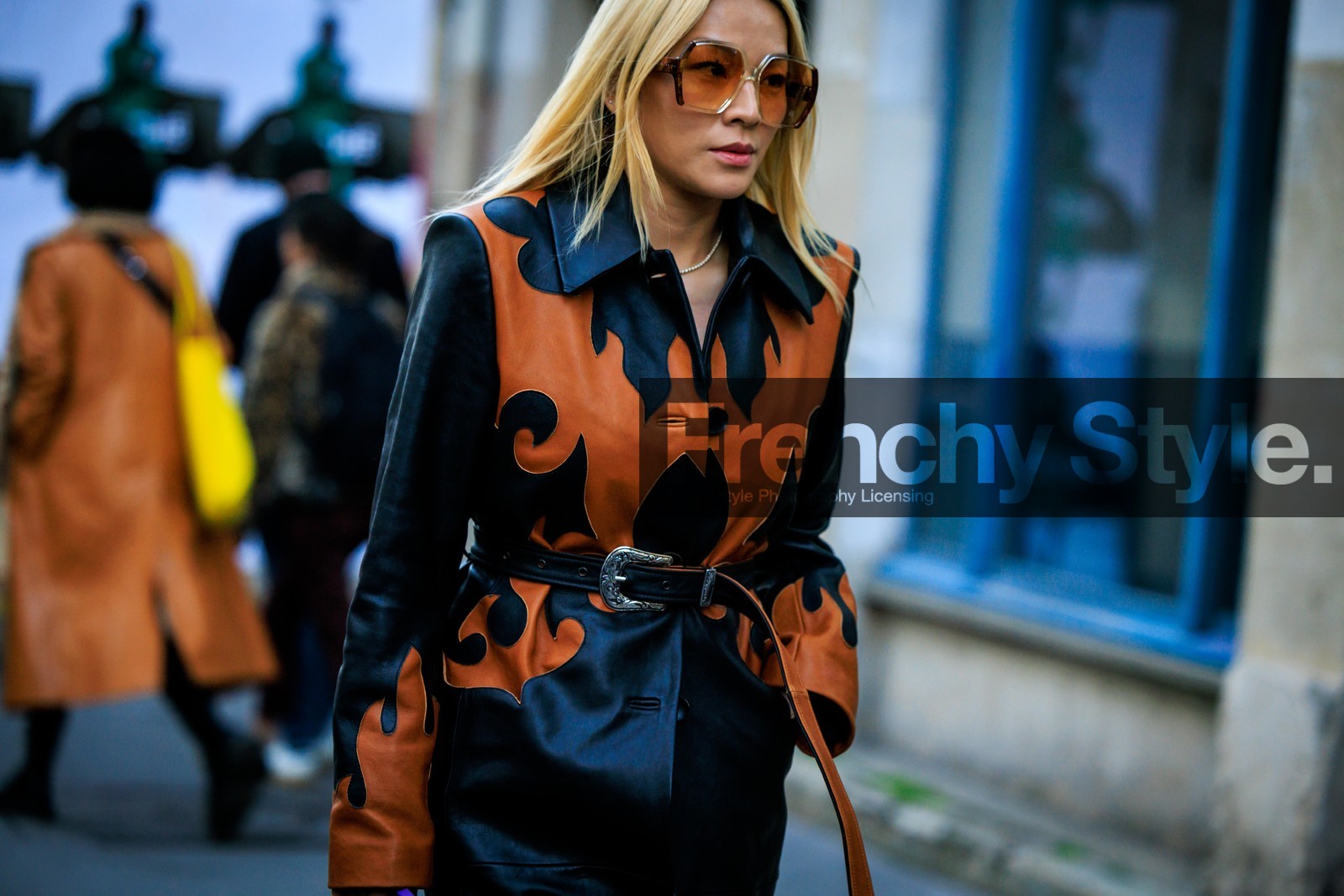 big sunglasses, printed coat, dual toned coat, black leather coat, black boots, western belt, buckled belt, tina leung, fashion week, frenchystyle, FW, jonathan paciullo, street style, AUTUMN WINTER 2022-2023, FALL WINTER 2022_2023, FW 22-23, PFW, PARIS, horizontal, atmosphere details, detail