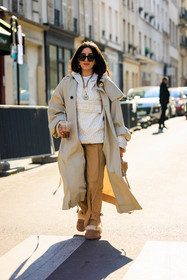 sporty look, black sunglasses, classic trench, ligh grey trench, dior hoodie, white hoodie, camel trousers, assymetric handbag, earth tones bag, multiple necklace, furry slippers, camel slippers, selma kaci sebbagh, street style, jonathan paciullo, FW, frenchystyle, fashion week, AUTUMN WINTER 2022-2023, FALL WINTER 2022_2023, FW 22-23, PARIS, PFW, full length, vertical