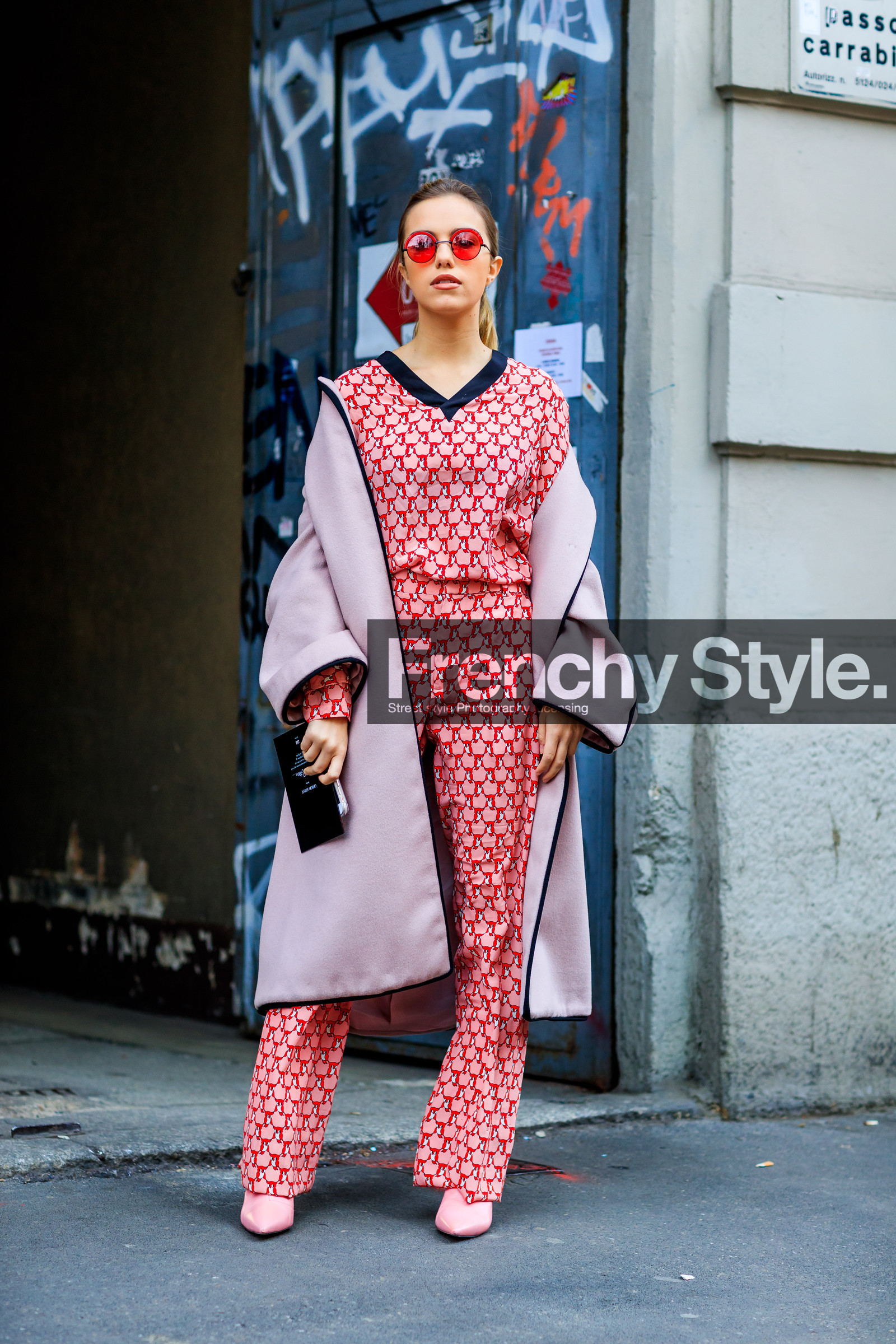 AUTUMN WINTER 2017-2018, AW 17-18, FALL WINTER 2017-2018, fashion week, frenchystyle, full length, fun sunglasses, FW, FW 17-18, geometric, graphic pants, graphic top, jonathan paciullo, leather shoes, MFW, MILAN, pink coat, pink shoes, printed pants, printed top, red pants, red top, street style, sunglasses, trousers, vertical