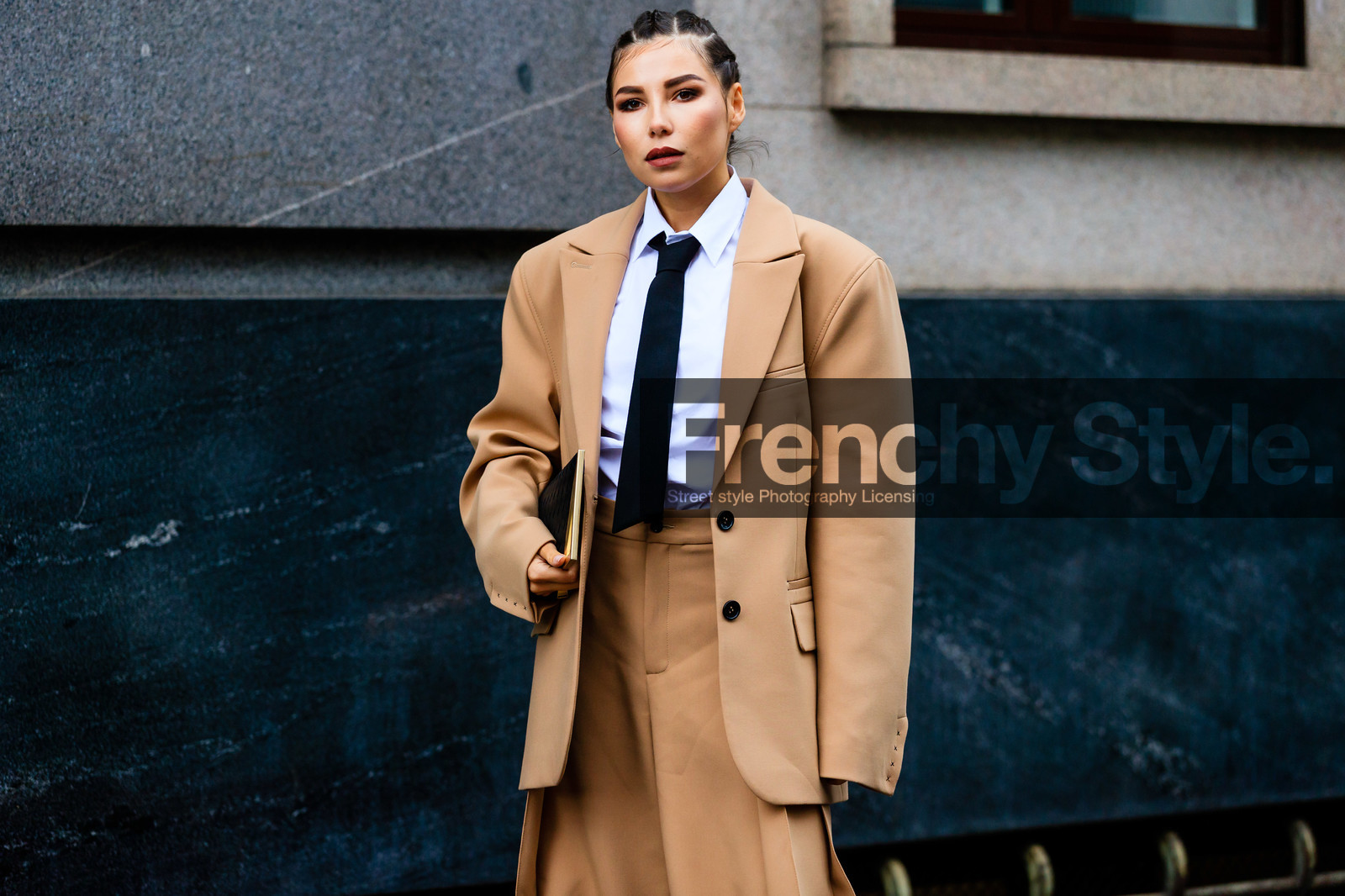 beige jacket, beige pants, beige suits, camel pants, camel suits, camel jacket, oversize jacket, oversize pants, oversize suits, boyish look, white shirt, black tie, black leather clutch, high waist pants, pleated pants, bottega veneta bag, loose pants, loose jacket, karina nigay, street style, jonathan paciullo, FW, frenchystyle, fashion week, MFW, MILAN, SPRING SUMMER 2021, SS 21, horizontal, atmosphere details, detail