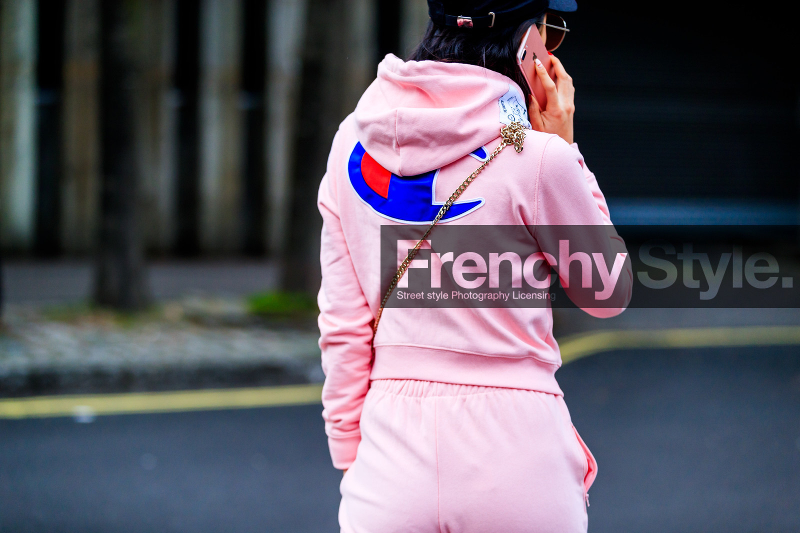 atmosphere details, AUTUMN WINTER 2017-2018, AW 17-18, back detail, balenciaga, black cap, detail, FALL WINTER 2017-2018, fashion week, frenchystyle, FW, FW 17-18, hoodie, horizontal, jonathan paciullo, LFW, LONDON, pink pants, pink sweater, street style, sweatpants, trousers, vêtements, yuyu zhangzou