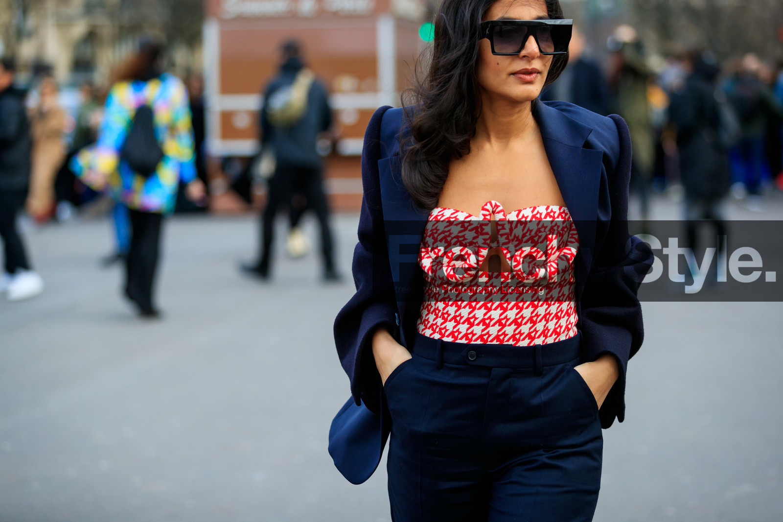 nausheen shah, navy blue jacket, navy blue pants, navy blue suits, big sunglasses, square shape glasses, black sunglasses, red top, white top, bicolor top, checked top, houndstooth printed top, low necked top, cropped top, fashion week, frenchystyle, FW, jonathan paciullo, street style, PFW, PARIS, AUTUMN WINTER 2020-2021, FALL WINTER 2020-2021, FW 20-21, horizontal, detail, atmosphere details