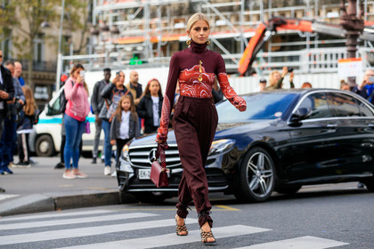 caro daur, stella mccartney bag, stella mccartney look, stella mccartney look, stella mccartney top, stella mccartney pants, burgundy pants, burgundy leather bag, burgundy top, red top, tight top, high collar top, turtleneck top, tailored pants, loose pants, golden earrings, golden necklace, long necklace, dangling earrings, hoop earrings, round earrings, round shape earrings, diamond earrings, big earrings, big necklace, charms necklace, black leather sandals, multi straps sandals, high heels sandals, long sleeves top, printed top, PARIS, PFW, SPRING SUMMER 2020, SS 20, fashion week, frenchystyle, FW, jonathan paciullo, street style, horizontal, atmosphere details, full length