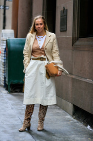 chloe king, light beige jacket, beige cardigan, white t-shirt, white skirt, belted skirt, camel leather bag, beige leather bag, shoulder bag, white leather bag, multi necklace, big chain necklace, long necklace, pearl necklace, charms necklace, leopard printed boots, high boots, fur boots, beige boots, kitten heels boots, fashion week, frenchystyle, FW, jonathan paciullo, street style, AUTUMN WINTER 2020-2021, FALL WINTER 2020-2021, FW 20-21, vertical, full length, NYFW, NEW YORK
