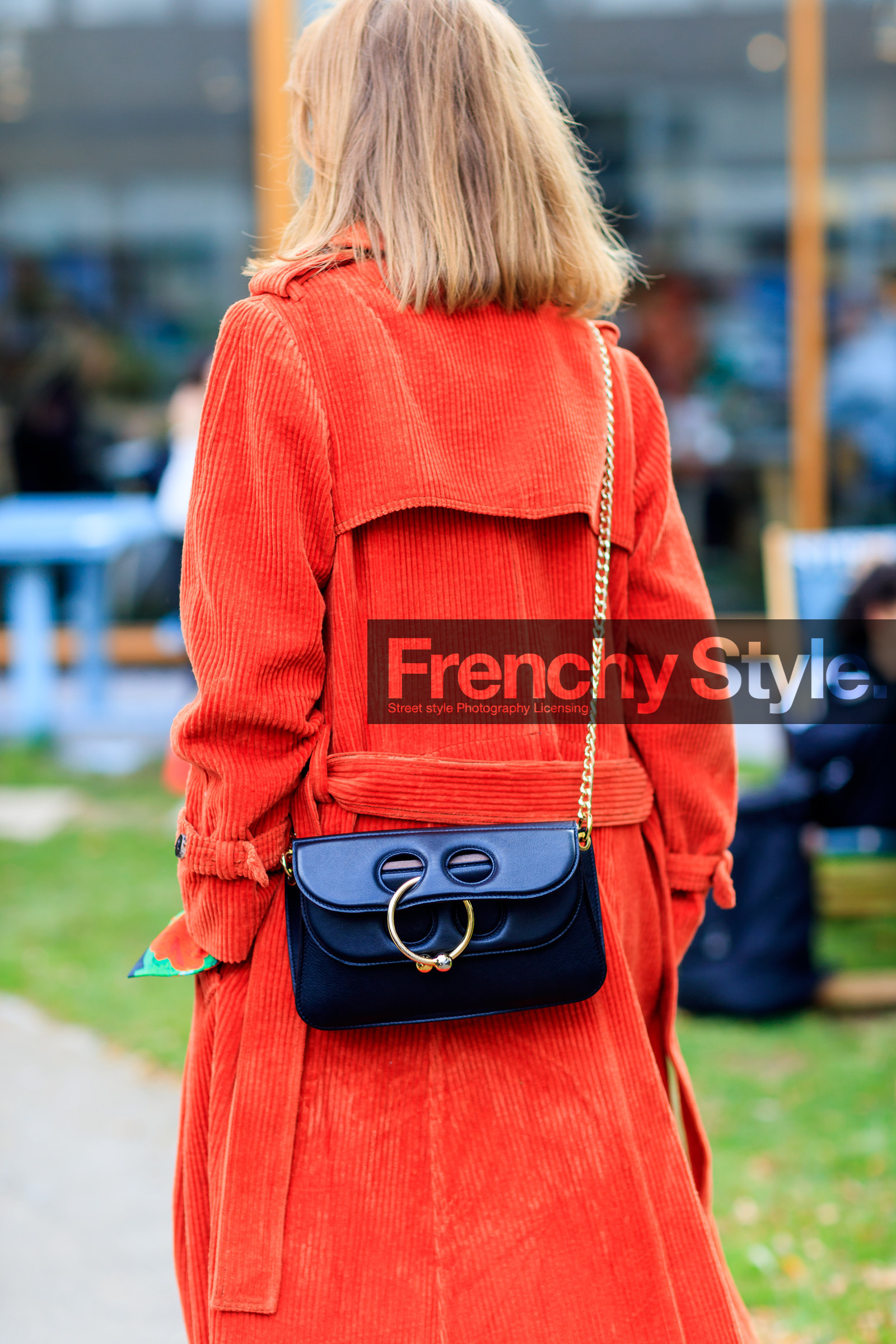atmosphere details, black bag, corduroy, detail, fashion week, frenchystyle, FW, jonathan paciullo, jw anderson, leather bag, LFW, LONDON, red coat, SPRING SUMMER 2018, SS 18, street style, vertical