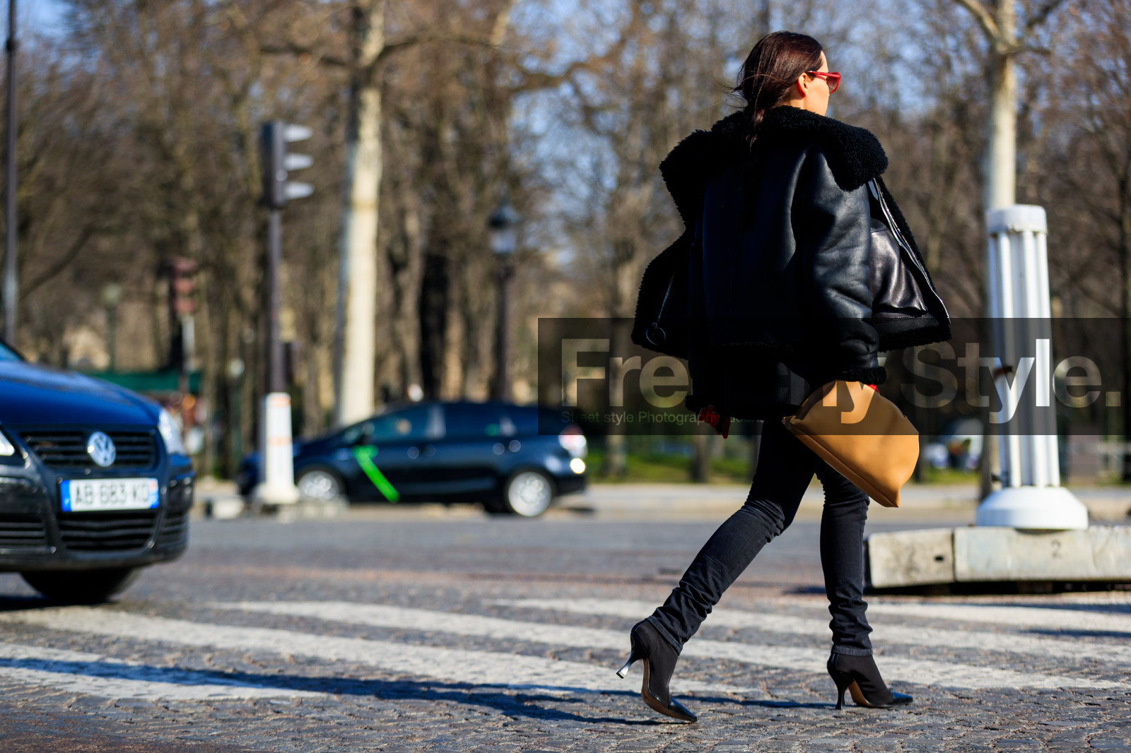 black denim, black jacket, black pants, black shoes, camel bag, denim pants, high heels, jeans, leather bag, leather jacket, leather shoes, shearling, sunglasses, trousers, street style, jonathan paciullo, FW, frenchystyle, fashion week, PFW, PARIS, AUTUMN WINTER 2018-2019, FALL WINTER 2018-2019, FW 18-19, horizontal, atmosphere details, full length, evangelie smyrniotaki