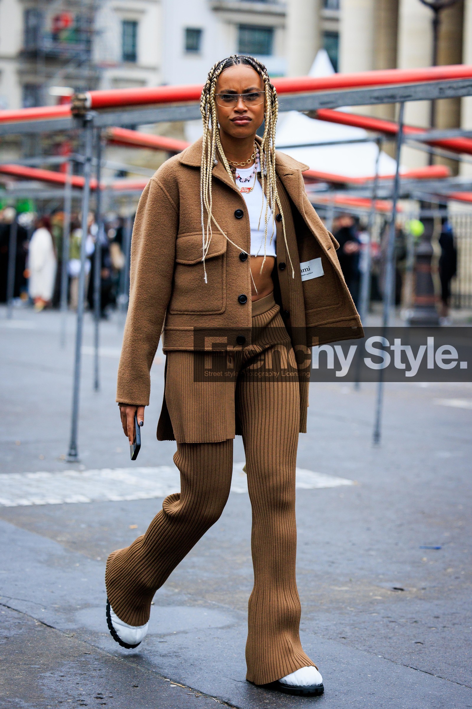 blond braids, long braids, transparent glasses, camel jacket, cropped tshirt, white tshirt, golden necklace, buttoned cardigan, camel cardigan, pleated trousers, camel trousers, knitwear, knits, mini bag, chiquito bag, jacquemus bag, white shoes, moon boots, fashion week, frenchystyle, FW, jonathan paciullo, street style, PFW, PARIS, menswear, AUTUMN WINTER 2022-2023, FALL WINTER 2022-2023, FW 22-23, full length, vertical