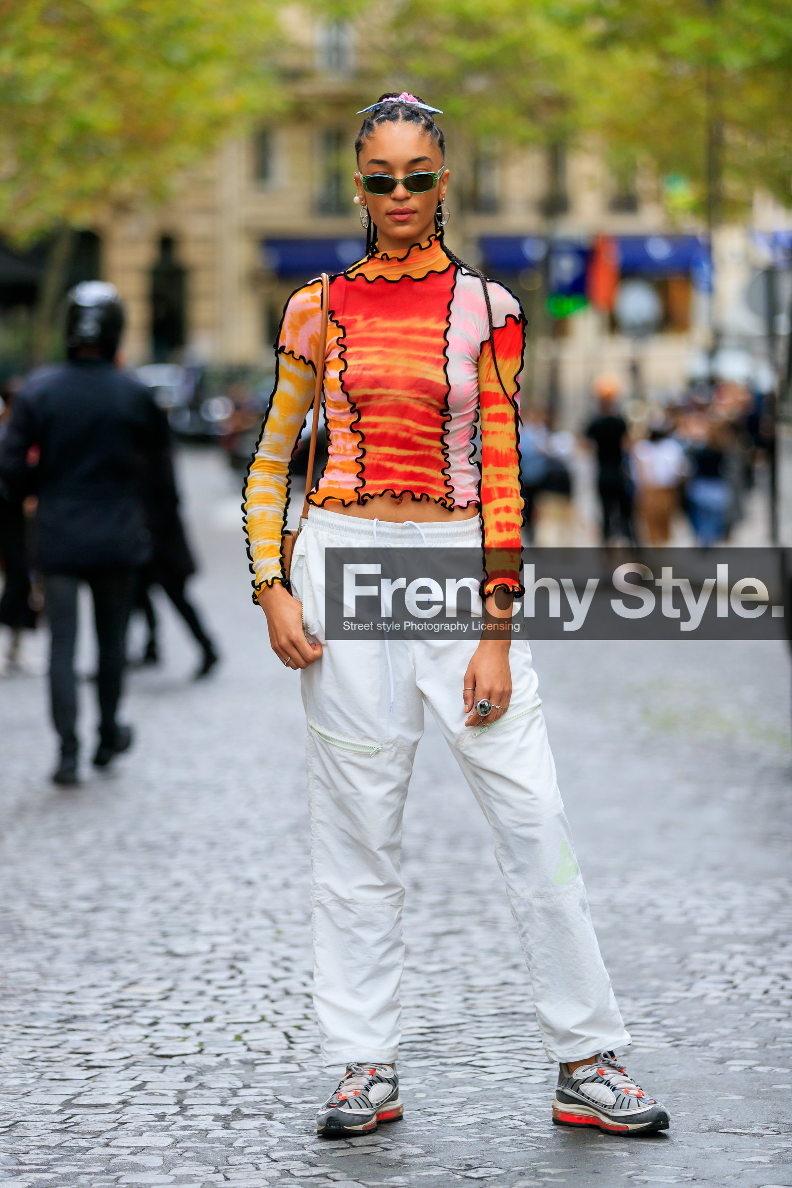 model, green sunglasses, square shape glasses, red top, orange top, yellow top, pink top, ruffle top, tie and dye top, long sleeves top, white pants, jogging pants, silvered ring, multi rings, stone ring, silvered earrings, face shape earrings, dangling earrings, light grey sneakers, orange sneakers, white sneakers, fashion week, frenchystyle, FW, jonathan paciullo, street style, SPRING SUMMER 2020, SS 20, PFW, PARIS, vertical, full length