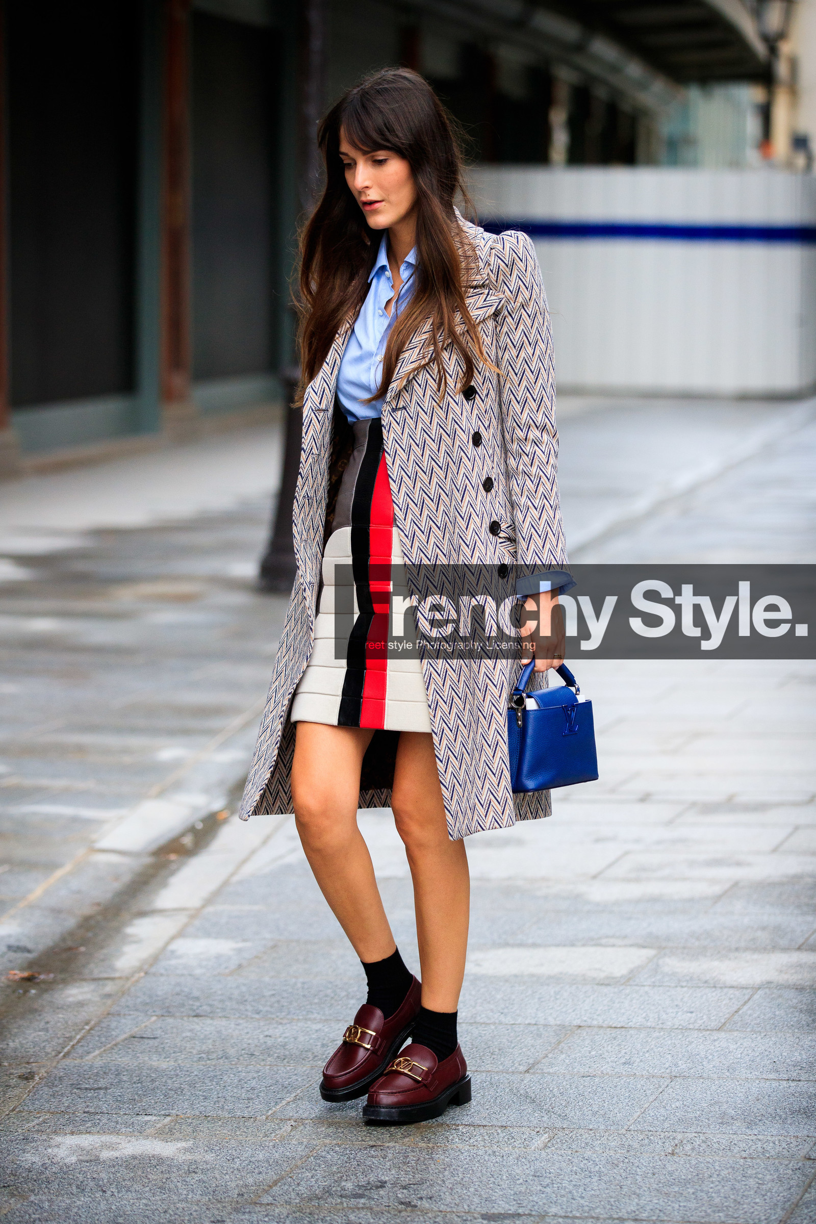 leia sfez, light blue shirt, beige coat, geometrical printed coat, striped skirt, white leather skirt, red leather skirt, black leather skirt, blue leather bag, burgundy leather loafers, quilted skirt, hand bag, louis vuitton bag, louis vuitton coat, louis vuitton skirt, louis vuitton shoes, louis vuitton total look, PARIS, PFW, fashion week, frenchystyle, FW, jonathan paciullo, street style, SPRING SUMMER 2021, SS 21, vertical, full length