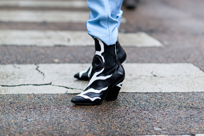 black and white shoes, black shoes, blue pants, high heels, leather shoes, trousers, fashion week, frenchystyle, FW, jonathan paciullo, street style, MFW, MILAN, AUTUMN WINTER 2018-2019, FALL WINTER 2018-2019, FW 18-19, horizontal, atmosphere details