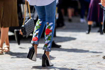 atmosphere details, back detail, black and white shoes, black bag, blue denim, christian dior, denim pants, detail, fashion week, frenchystyle, FW, high heels, horizontal, jeans, jonathan paciullo, leather bag, leather shoes, monogram, NEW YORK, NYFW, off white, printed bag, SPRING SUMMER 2018, SS 18, street style, sunglasses, trousers, white shirt