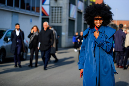 blue jacket, sunglasses, trench coat, afro hair, fashion week, frenchystyle, FW, jonathan paciullo, street style, MFW, MILAN, AUTUMN WINTER 2018-2019, FALL WINTER 2018-2019, FW 18-19, horizontal, atmosphere details, julia sarr jamois, julia sarr-jamois