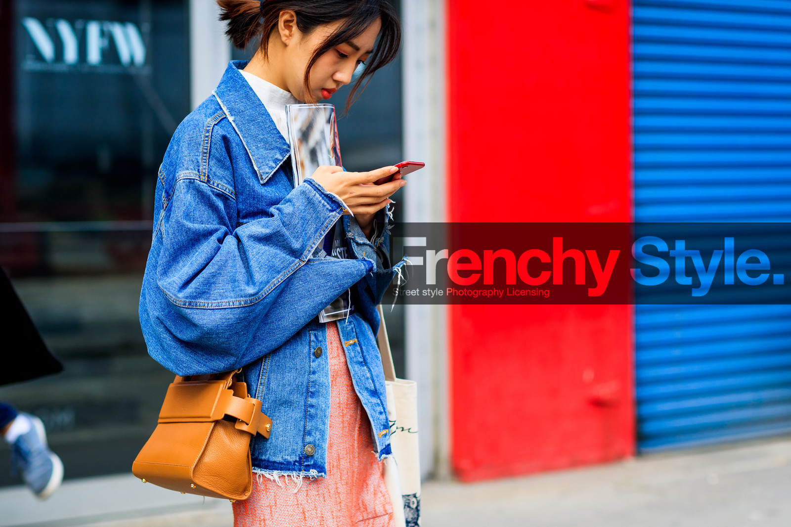 atmosphere details, blue denim, camel bag, denim jacket, detail, fashion week, frenchystyle, FW, horizontal, iphone, jonathan paciullo, leather bag, NEW YORK, NYFW, pink skirt, SPRING SUMMER 2018, SS 18, street style, tote bag