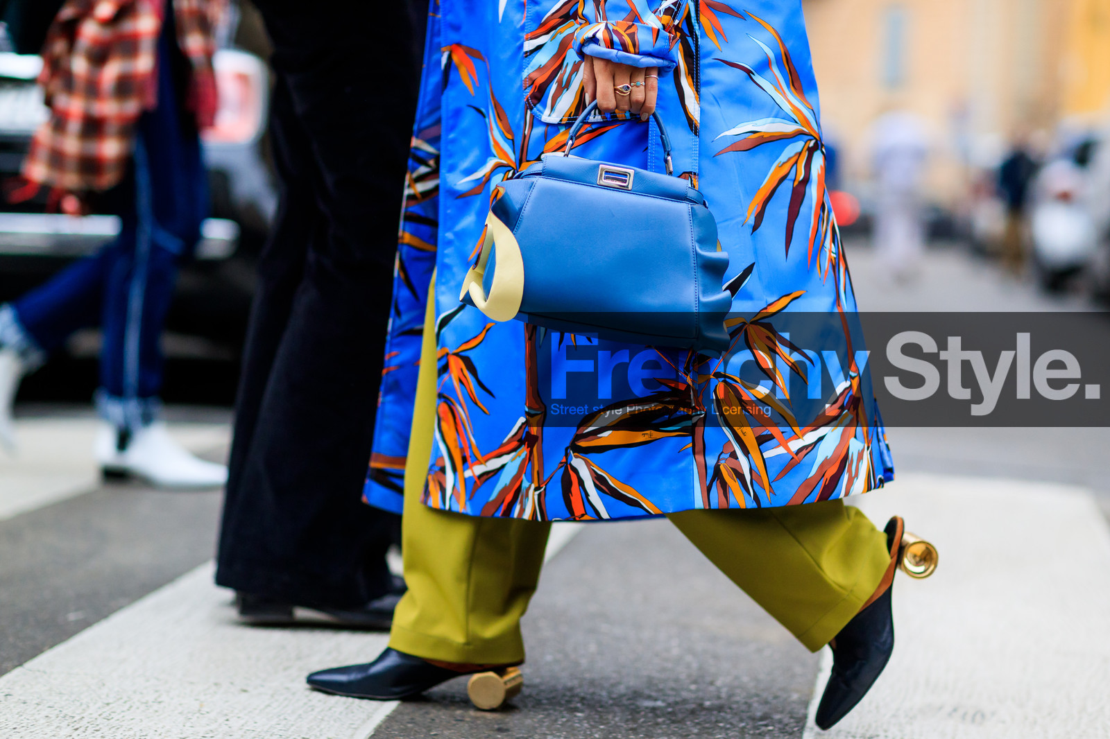 atmosphere details, AUTUMN WINTER 2017-2018, AW 17-18, black shoes, blue bag, blue coat, detail, FALL WINTER 2017-2018, fashion week, fendi, frenchystyle, FW, FW 17-18, golden heel, green pants, high heels, horizontal, jonathan paciullo, jw anderson, leather bag, leather shoes, MFW, MILAN, printed coat, rings, street style, trousers