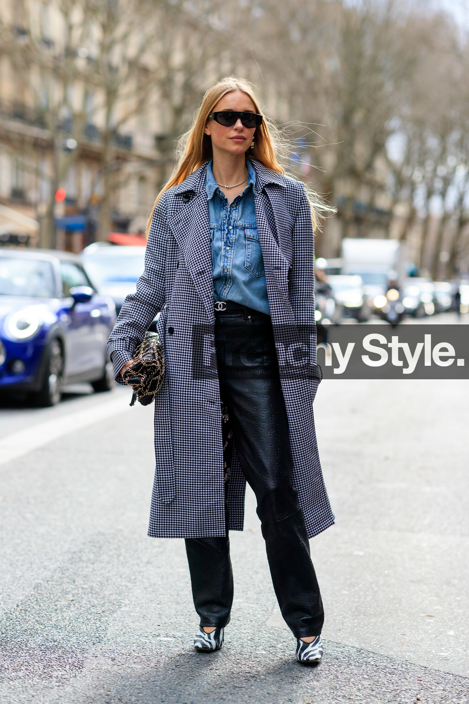 pernille teisbaek, checked coat, black coat, white coat, grey coat, vichy printed coat, denim, denim shirt, levis shirt, black sunglasses, black leather pants, black leather bag, chanel bag, chanel belt, strassed belt, chain details, bottega veneta sunglasses, diamond necklace, bottega veneta shoes, zebra printed shoes, black leather shoes, white leather shoes, bicolor coat, bicolor shoes, fashion week, frenchystyle, FW, jonathan paciullo, street style, PFW, PARIS, AUTUMN WINTER 2020-2021, FALL WINTER 2020-2021, FW 20-21, vertical, full length