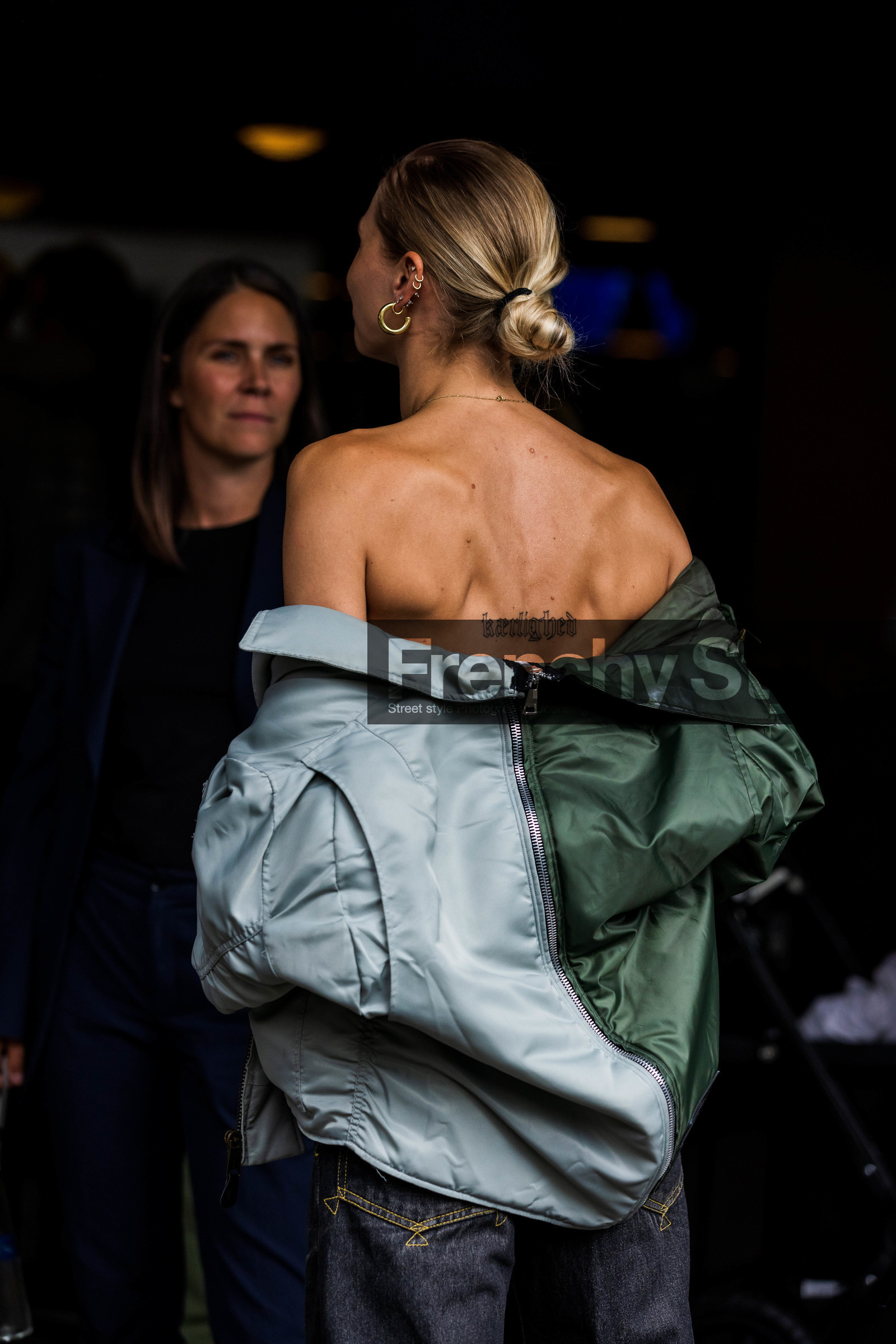 Emilie Lilja, kaki bombers, bicolor bombers, back details, grey bombers, zipped bomber, tatoo detail, hoop earrings, golden earrings, earring cuff, bare back top, fashion week, frenchystyle, FW, jonathan paciullo, street style, SPRING SUMMER 2022, SS 22, COPENHAGEN, CPHFW, vertical, atmosphere details