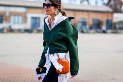 atmosphere details, AUTUMN WINTER 2017-2018, AW 17-18, camel bag, detail, earrings, FALL WINTER 2017-2018, fashion week, frenchystyle, FW, FW 17-18, green jacket, horizontal, jonathan paciullo, leather bag, MFW, MILAN, street style, sunglasses, white shirt