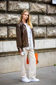 brown jacket, leather jacket, white tshirt, white trousers, white sneakers, sporty look, hermes, model, street style, jonathan paciullo, FW, frenchystyle, fashion week, AUTUMN WINTER 2022-2023, FALL WINTER 2022_2023, FW 22-23, PARIS, PFW, full length, vertical