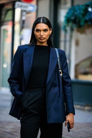navy blue blazer, black top, knitted top, straight cut pants, black handbag, highwaist pants, model, street style, jonathan paciullo, FW, frenchystyle, fashion week, AUTUMN WINTER 2022-2023, FALL WINTER 2022_2023, FW 22-23, PFW, PARIS, vertical, detail