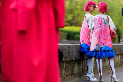 Ami and Aya Suzuki, back details, valentino bag, valentino dress, pink hair, pink dress, pink leather bag, light green dress, blue dress, feather details, feather dress, long sleeves dress, mini dress, floral printed dress, white leather boots, high boots, high heels boots, fendi boots, polish boots, PARIS, PFW, SPRING SUMMER 2020, SS 20, fashion week, frenchystyle, FW, jonathan paciullo, street style, horizontal, atmosphere details, full length