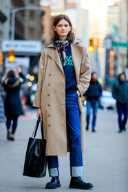 model, beige trench coat, black hoodie, black scarf, silk scarf, printed scarf, letter printed scarf, letter printed sweatshirt, letter printed hoodie, blue jeans, denim, checked scarf, black leather bag, black leather boots, shopping bag, chelsea boots, flat boots, daniela kocianova, fashion week, frenchystyle, FW, jonathan paciullo, street style, FALL WINTER 2020-2021, AUTUMN WINTER 2020-2021, FW 20-21, vertical, full length, NYFW, NEW YORK