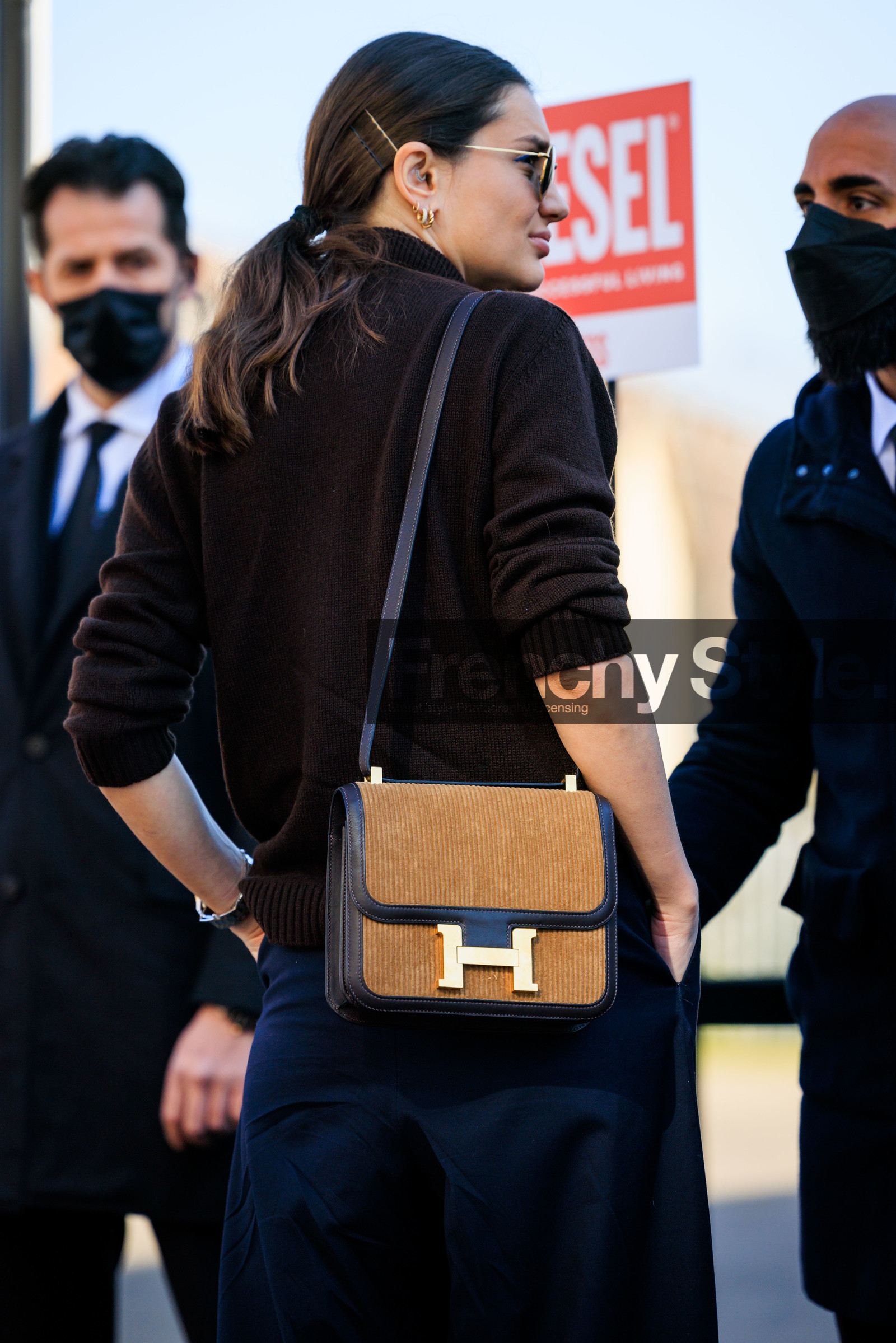 details, hermes crossbody bag, hermes logo bag, corduroy hanbag, brwon jumper, pilot sunglasses, dark blue pants, golden loops, fashion week, frenchystyle, FW, jonathan paciullo, street style, MFW, MILAN, AUTUMN WINTER 2022-2023, FALL WINTER 2022_2023, FW 22-23, vertical, atmosphere details