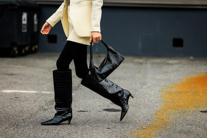 details, black boots, croco boots, leather bag, black handbag, mini skirt, white skirt, coperni, chloe loulou de saison, street style, jonathan paciullo, FW, frenchystyle, fashion week, AUTUMN WINTER 2022-2023, FALL WINTER 2022_2023, FW 22-23, PFW, PARIS, horizontal, atmosphere details, detail