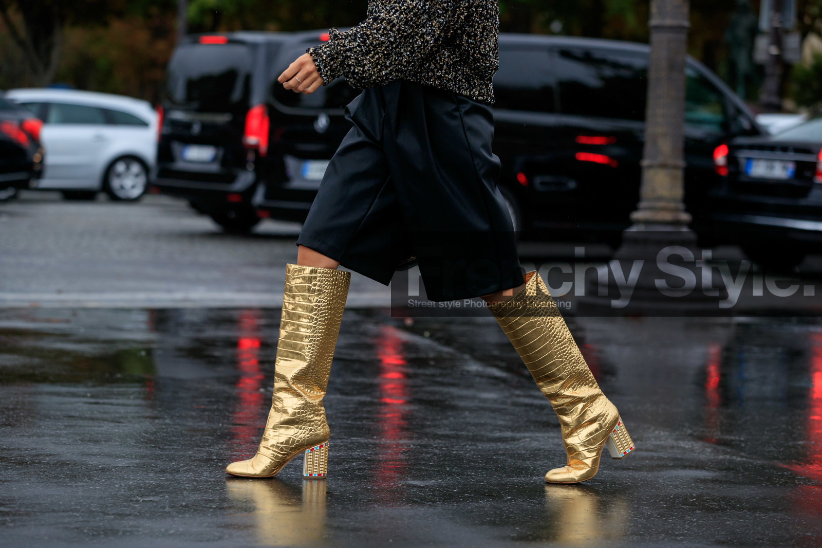 linda tol, golden boots, animal skin boots, high boots, high heels boots, black bermuda shorts, black leather bag, cartier bag, hand bag, chanel boots, legs detail, shoes detail, PARIS, PFW, SPRING SUMMER 2020, SS 20, fashion week, frenchystyle, FW, jonathan paciullo, street style, horizontal, atmosphere details, detail