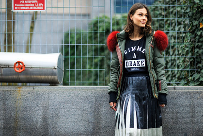 atmosphere details, AUTUMN WINTER 2016-2017, AW 16-17, black skirt, black t shirt, detail, FALL WINTER 2016-2017, fashion week, frenchystyle, fur collar, FW, FW 16-17, green jacket, horizontal, jonathan paciullo, kaki jacket, LFW, LONDON, MENSWEAR, message, pleated skirt, printed t shirt, red fur, street style, white skirt