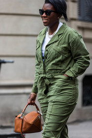 bag, belted jumpsuit, black sunglasses, brown bag, camel bag, jumpsuit, khaki jumpsuit, leather bag, loewe bag, Nikki Ogunnaike, pearl necklace, sunglasses, white t-shirt, fashion week, frenchystyle, FW, jonathan paciullo, street style, SPRING SUMMER 2022, SS 22, MFW, MILAN, vertical, atmosphere details