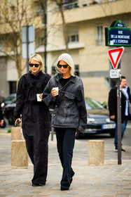 full black look, minimal look, black sunglasses, denim jacket, dark denim jacker, black pumps, white hair, coffee cup, black jumpsuit, sarah harris, street style, jonathan paciullo, FW, frenchystyle, fashion week, AUTUMN WINTER 2022-2023, FALL WINTER 2022_2023, FW 22-23, PFW, PARIS, full length, vertical