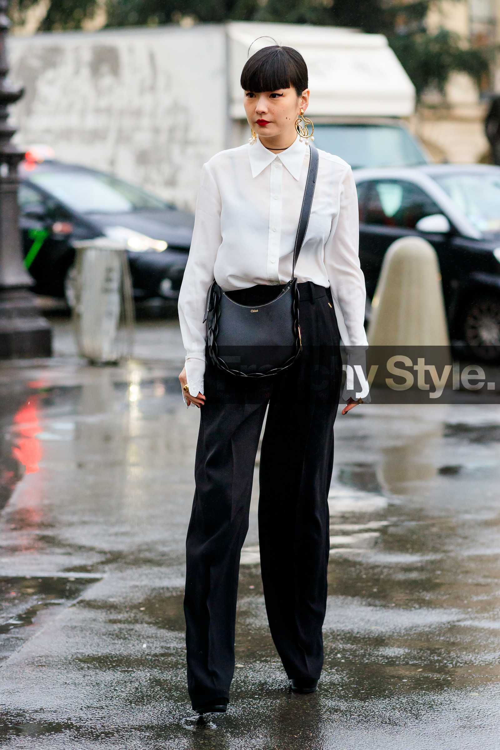 kozue akimoto, white shirt, black leather bag, black pants, crossbody bag, chloe bag, golden earrings, pearl earrings, round shape earrings, dangling earrings, big earrings, chloe shirt, fashion week, frenchystyle, FW, jonathan paciullo, street style, PFW, PARIS, AUTUMN WINTER 2020-2021, FALL WINTER 2020-2021, FW 20-21, vertical, full length