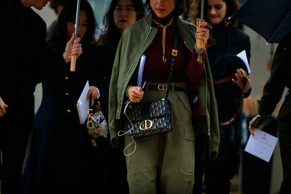 military jacket, military look, military pants, kaki jacket, kaki pants, golden necklace, big chain necklace, long necklace, dior belt, dior bag, black leather belt, golden buckle belt, monogrammed bag, golden buckle bag, black bag, fashion week, frenchystyle, FW, jonathan paciullo, street style, SPRING SUMMER 2020, SS 20, PFW, PARIS, horizontal, atmosphere details, detail