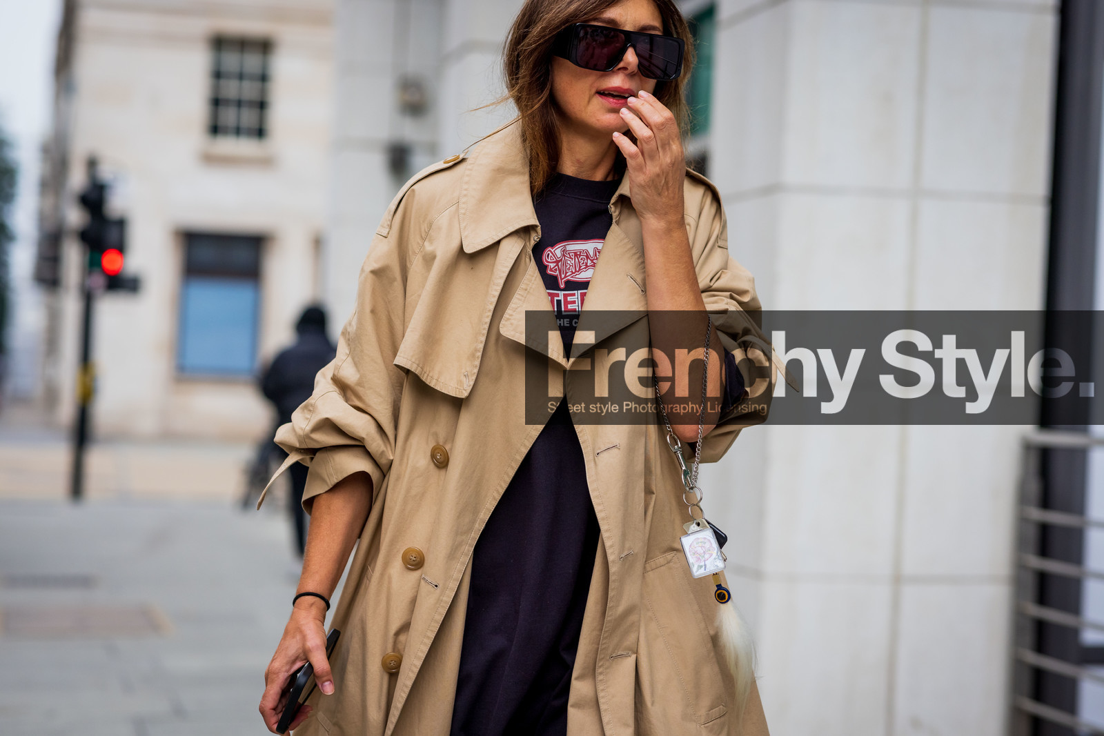 sunglasses, trench, black, tshirt, fashion week, frenchystyle, FW, jonathan paciullo, street style, SPRING SUMMER 2022, SS 22, LFW, LONDON, horizontal, atmosphere details, detail