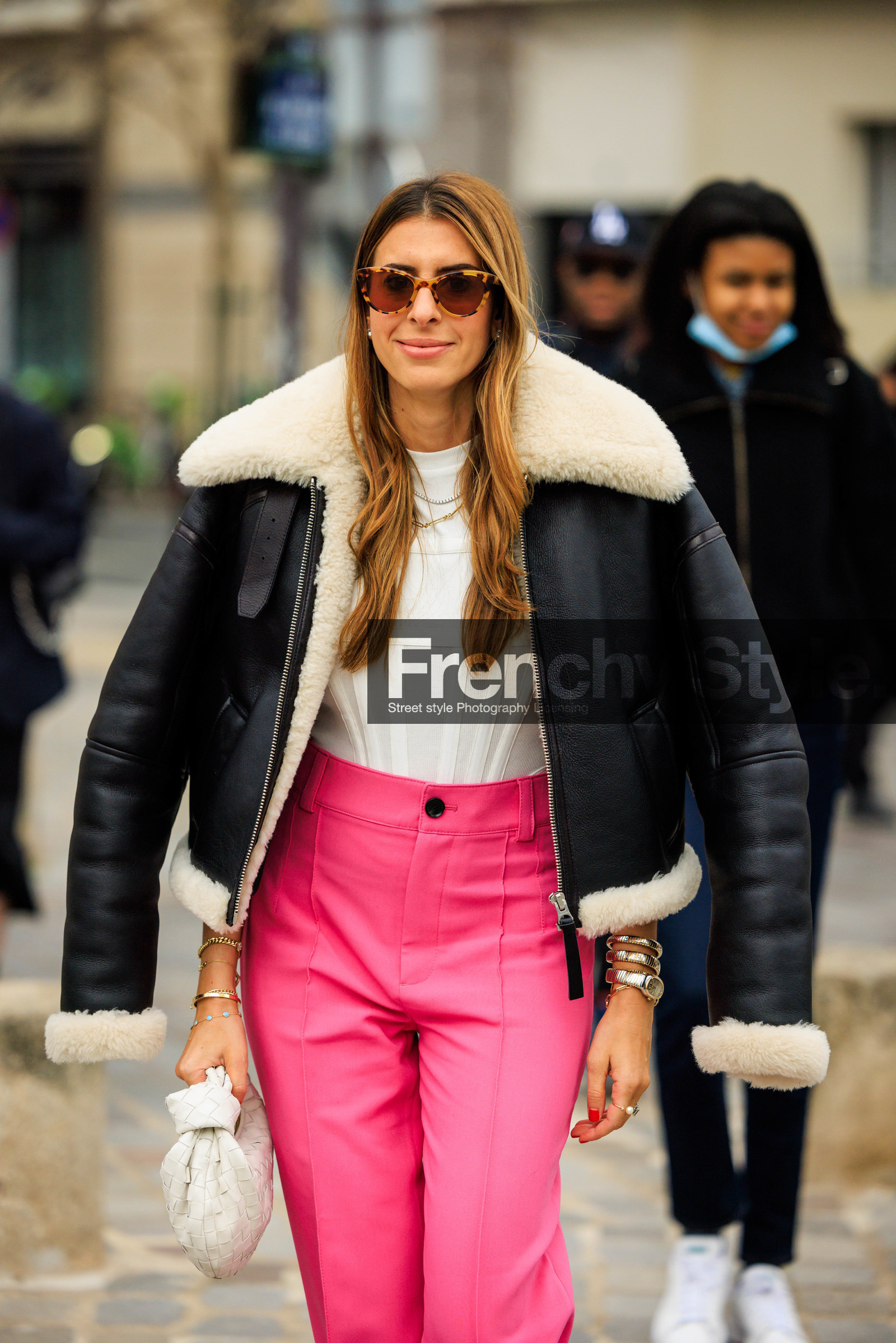 pink trousers, highwaist pants, black jacket, biker jacket, leather jacket, tortoise sunglasses, white tshirt, furry collar jacket, longhair, white pumps, bottega veneta bag, multiple bracelets, street style, jonathan paciullo, FW, frenchystyle, fashion week, AUTUMN WINTER 2022-2023, FALL WINTER 2022_2023, FW 22-23, PFW, PARIS, vertical, detail
