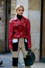 caro daur, red perfecto, red leather jacket, black pullover, black leather bag, black pants, hand bag, fendi bag, turtleneck pullover, beige pants, multi pocket pants, PARIS, PFW, SPRING SUMMER 2020, SS 20, fashion week, frenchystyle, FW, jonathan paciullo, street style, vertical, atmosphere details, detail