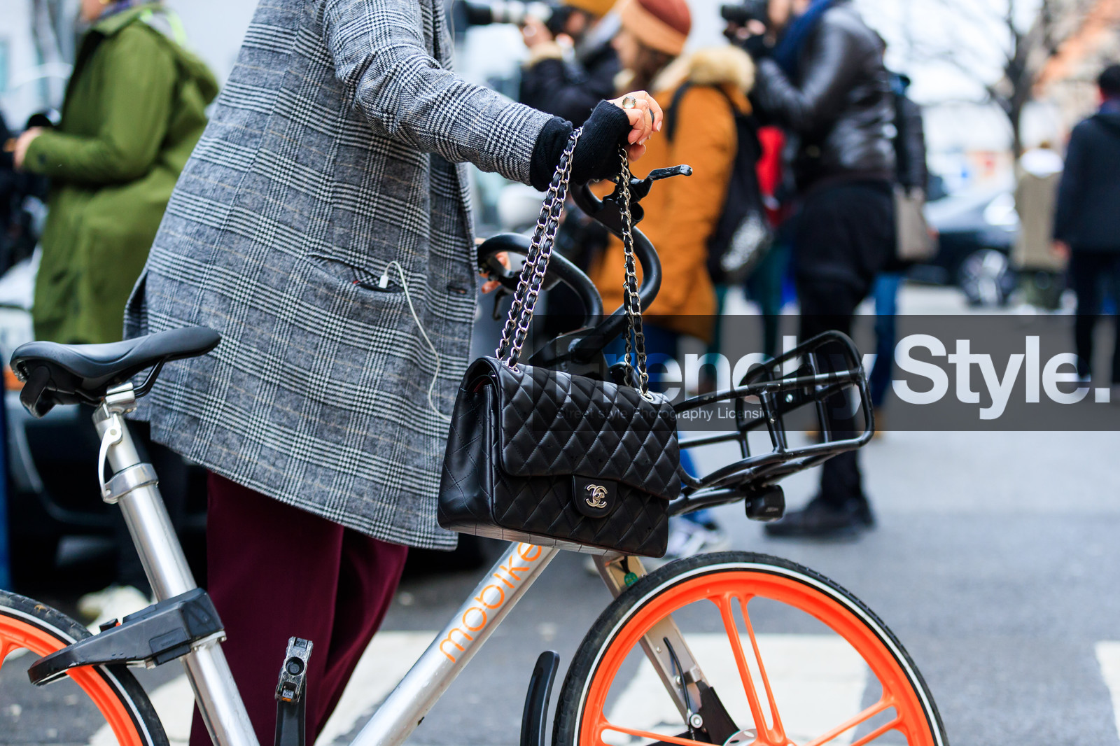 2.55 bag, black bag, blazer, chanel handbag, checked, graphic jacket, grey jacket, leather bag, plaid, printed jacket, fashion week, frenchystyle, FW, jonathan paciullo, street style, MFW, MILAN, AUTUMN WINTER 2018-2019, FALL WINTER 2018-2019, FW 18-19, horizontal, atmosphere details