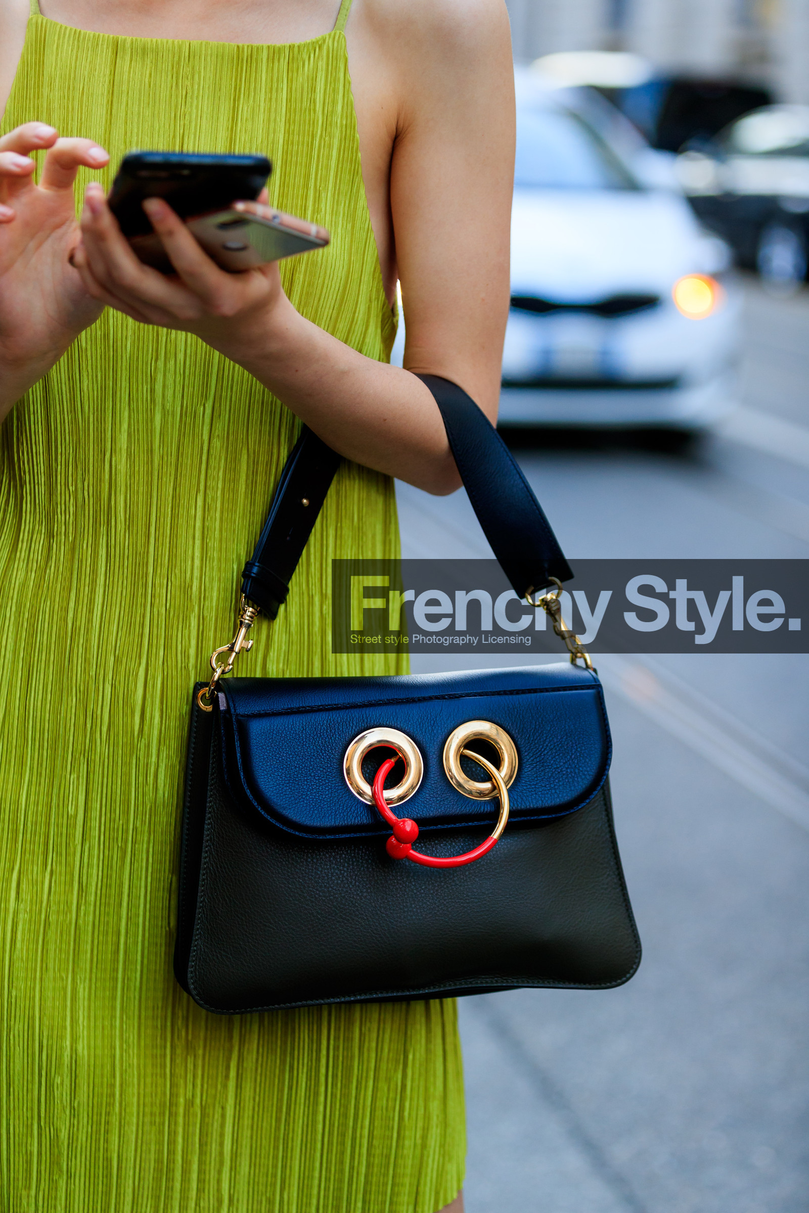 atmosphere details, black bag, detail, fashion week, frenchystyle, FW, green bag, green dress, jonathan paciullo, jw anderson, leather bag, MFW, MILAN, model, SPRING SUMMER 2018, SS 18, street style, vertical