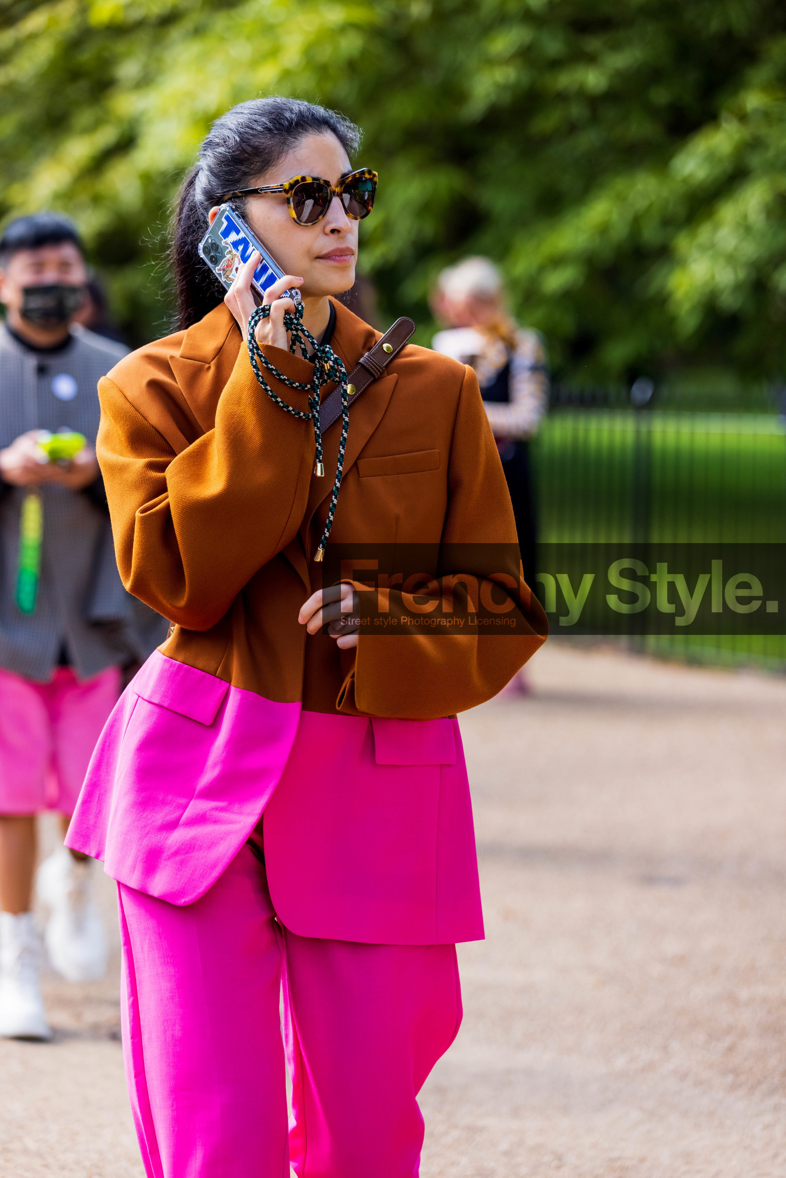 Caroline Issa, sunglasses, suit, fuscia, camel, blazer, trousers, fashion week, frenchystyle, FW, jonathan paciullo, street style, SS 22, SPRING SUMMER 2022, LFW, LONDON, vertical, atmosphere details, detail