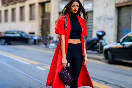 atmosphere details, AUTUMN WINTER 2017-2018, AW 17-18, black bag, black pants, black top, cropped top, detail, FALL WINTER 2017-2018, fashion week, frenchystyle, FW, FW 17-18, graphic bag, horizontal, jonathan paciullo, leather bag, MFW, MILAN, polka dot, printed bag, red coat, Sara Nicole Rossetto, street style, trousers