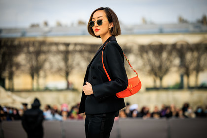 black short, black blazer, full black look, black sunglasses, black top, dior handbag, red bag, red lips, Chriselle Lim, fashion week, frenchystyle, FW, jonathan paciullo, street style, AUTUMN WINTER 2022-2023, FALL WINTER 2022_2023, FW 22-23, PFW, PARIS, horizontal, atmosphere details, detail